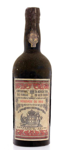 Lote 1008 - COMPANHIA VELHA - Garrafa de Vinho do Porto, Novidade de 1815, Companhia Geral da Agricultura das Vinhas do Alto Douro (aprox. 750 ml). Nota: garrafa idêntica foi vendida por € 828. Consultar http://oportunityleiloes.auctionserver.net/view-au