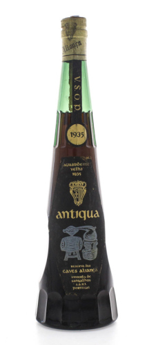 Lote 1011 - AGUARDENTE ANTIQUA 1935 – Garrafa de Aguardente Velha, Antiqua, 1935, Reserva das Caves Aliança, Sangalhos (750ml – 40%vol). Nota: garrafa idêntica foi vendida em leilão em € 103,5. Consultar http://oportunityleiloes.auctionserver.net/view-au