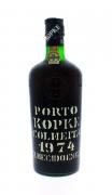 Lote 1018 - PORTO KOPKE - Garrafa de Vinho do Porto, Kopke, Colheita 1974, C. N. Kopke & Cª, Engarrafado em 1984. Nota: garrafa idêntica à venda por € 118,50. Consultar http://www.garrafeiranacional.com/1974-kopke-colheita-porto.html