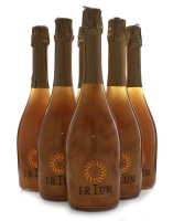 Lote 1129 - IRIUM PINK GOLD – Seia Garrafas de Vinho Espumante, Irium Pink Gold, Duo Campany, (750ml – 9%vol.). Nota: Conjunto de garrafas com P.V.P de € 76,74 . Irium faz parte da gama de "vinhos espumantes," produto liofilizado baseada em frutas. Sua te