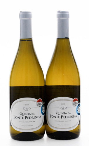 Lote 1174 - QUINTA DA PONTE PEDRINHA DÃO – 2 Garrafas de Vinho Branco, Colheita 2013, DOC, (750ml – 13,5%vol). Nota: este vinho foi produzido com base nas Castas encruzado e Malvasia Fina, galardoado com 2 Medalhas: 1 “Boa Compra” da Revista de Vinhos em 