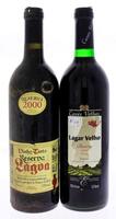 Lote 1674 - CONJUNTO DE VINHOS – Conjunto de 2 Garrafas de Vinho Tinto, Lagar Velho, Reserva, Colheita 1992, Douro-Doc, Caves Velhas, (750ml - 12%vol) e Lagoa, Reserva, Colheita 2000, Adega Cooperativa de Lagoa, (750ml – 13%vol)