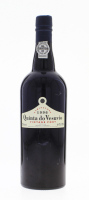 Lote 1781 - PORTO QUINTA DO VESUVIO – Garrafa de Vinho do Porto, Quinta do Vesuvio, Vintage Port 1996, Symington´s (750ml – 20%vol). Nota: garrafa à venda em site da especialidade por € 91. Consultar http://www.garrafeiranacional.com/1996-quinta-do-ves.