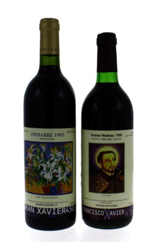 Lote 1788 - CONJUNTO DE VINHOS - 2 Garrafas de Vinho Tinto, Comemorativas 450 Anos S. Francisco Xavier, Adega Coop. Torres Vedras, Reserva 1989 (750ml - 11,5%vol), Ondarre 1995 (750ml-12,8%vol). Nota: em caixa de madeira