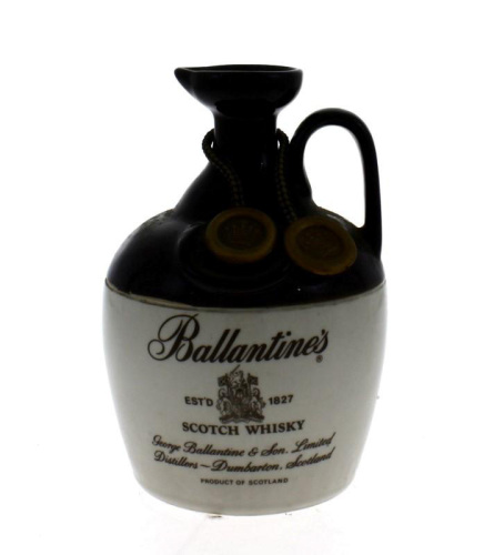 Lote 1982 - WHISKY BALLANTINE´S - Garrafa decanter em cerâmica de Whisky, Ballantine´s, Finest Scotch, Dumbarton & Elgin, Escócia, (750ml - 43%vol). Nota: garrafa idêntica à venda por € 137,90 (R$ 500) conversão ao dia. Consultar http://produto.mercadoli