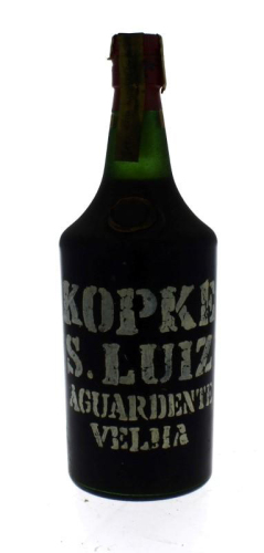 Lote 1993 - AGUARDENTE S.LUIZ KOPKE - Garrafa de Aguardente Velha S. Luiz, Kopke, vinica envelhecida em cascaria de carvalho, engarrafada em 1983, (1000ml – 41%vol). Nota: garrafa idêntica foi vendida por € 105,80. Rótulo com manchas. Consultar http://opo