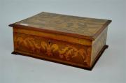 Lote 1770340 - Caixa de costura, em madeira, com embutidos, com 9,5x26x21 cm