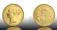 Lote 6013 - LIBRA EM OURO - Rainha Victoria de 1864, Brasão. Peso: 8 g. Libra idêntica à venda por € 591. Consultar https://www.bullionbypost.co.uk/gold-sovereign-specific-year/victoria-young-head-shield-back-1838-1887/1864-gold-sovereign-victoria-young-h