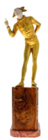 Lote 6102 - AFFORTUNATO GORY, ESCULTURA ART DECO - Em bronze patinado a ouro com cara e mãos em marfim. Múltiplo / Reprodução de Affortunato Gory (1895-1925). Assinado na base. Motivo Pierrot. Base em pedra mármore em tons de verde e castanho. Dim: 24 cm 