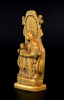 Lote 6129 - SANTANA EM MARFIM - Ensinando Nossa Senhora a ler. Escultura do Séc. XVII. Dim: 14 cm. Peso: 188 g. Imagem com o mesmo tema e época foi vendida por € 2.000 numa leiloeira de Lisboa - 2