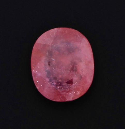 Lote 6162 - RUBI, 9.79 CT – Gema natural de elevada qualidade, vermelho sangue com 9.79 ct, medidas 14.11 x 12.31 x 5.60 mm, em talhe oval. Valor estimado de retalho € 7.841 ($ 8.811) presente no certificado. Com certificado emitido pela GLA Nº 061713-CD-