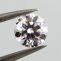 Lote 6229 - DIAMANTE FANCY 0.41 CT - Talhe brilhante redondo com o peso aproximado de 0.41 ct. Cor Light Brownish Pink e pureza VVS2, medidas 4.69 – 4.98 x 3.33 mm. Vídeo deste diamante pode ser consultado em https://youtu.be/wV1xsqZkoUU. Nota: Valor de t