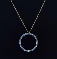 Lote 6029 - FIO E PENDENTE DE DIAMANTES FANCY EM OURO 9 KT - Pendente circular cravejado com 40 Diamantes Fancy, com 0.60 ct de peso total aprox., cor Blue, em talhe brilhante redondo. Peso total: 3,77 g. Dim: 46 cm (fio) 2,6 cm (altura pendente). Valor e