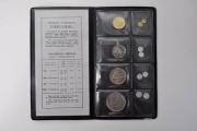 Lote 1820332 - Colecção de 4 moedas, República Portuguesa, 1$00, 2$50, 5$00 e 25$00 na qualidade brilhante não circulada, esta colecção inclui duas miniaturas de cada uma das moedas reais