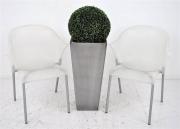 Lote 1840029 - Lote de 2 cadeiras de PVC transparente fosco, com 77cm de altura e vaso metalico com flor artificial