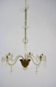 Lote 1870014 - Candeeiro de tecto de vidro, corpo central com 5 braços de vidro trabalhado com pingentes, com 100x70 cm, usado