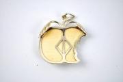 Lote 1870051 - Pendente de marfim e prata contrastada em forma de maçã dentada com folhas, com cerca de 3,5 cm de diâmetro e com o peso total de 8,5 gr 