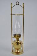 Lote 1870171 - Candeeiro a petróleo de latão com chaminé de vidro, 52x13 cm, novo