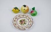 Lote 1870183 - Lote de 3 compoteiras com formas de frutas, sendo uma da Vista Alegre, com tamanhos entre 11 e 9 cm , com marcas de uso, 1 prato decorativo em loiça com rebordo trabalhado e pintado à mão, com 19 cm, com marcas de uso