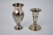 Lote 1870212 - Lote composto por suporte para vela em casquinha, com 7 cm e jarra pequena em casquinha, com 9 cm, usado