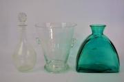 Lote 1870302 - Lote composto por jarra em vidro com elementos decorativos lapidados com 24x21 cm, garrafa de vinho em vidro lapidado com 31x13 cm e frasco em vidro verde com 24x21 cm, usado.