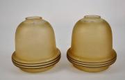 Lote 1870316 - Par de globos para candeeiros em vidro em vidro fosco amarelado. Com 17 cm e diâmetros de 12,3 e 4,2 cm aproximadamente, usados
