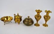 Lote 1870319 - Lote composto por 5 peças em latão, par de jarras, pote e taças, com medidas entre 12 e 9,5 cm aproximadamente, usadas, com defeitos