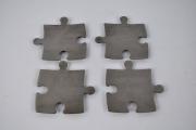Lote 1870386 - Conjunto de 4 bases de inox, 4 peças de puzzle formam uma base com 19x19 cm, base individual com 10x10 cm, em caixa própria