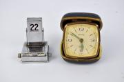 Lote 1870387 - Lote composto por relógio despertador de viagem, Blessing Automatic Calendar com caixa de pele azul e calendário em metal cromado com 6,5x5,5x5 cm, usados, com falhas e defeitos, não funcionam
