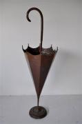 Lote 45 - Chapeleiro em cobre em forma de guarda chuva, com 90 cm de altura, sinais de uso