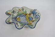 Lote 47 - Concha de porcelana, Carvalhinho Porto pintada á mão, bordo recortado, com 6x19x18 cm, Nota: apresenta pequenas falhas no bordo