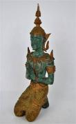Lote 72 - Estatueta tailandesa em bronze patinado a verde e dourado, com figura de Deusa em meditação, com 33 cm de altura
