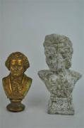 Lote 75 - Par de bustos de Beethoven em gesso patinado a dourado e em pedra envelhecida23 e 32 cm