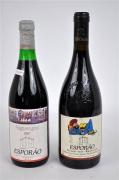 Lote 80 - Lote composto por 2 garrafas de Vinho Tinto, ESPORÃO RESERVA, 1999, rótulo com desenho de P.Proença e ESPORÃO, REGUENGOS, 1987, rótulo com desenho de Cargaleiro