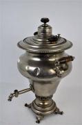 Lote 90 - Samovar russo em metal cromado, com pegas em madeira, antigo, com 47 cm de altura (com amolgadelas e falhas)