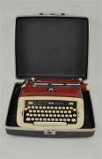 Lote 136 - Máquina de escrever marca Messa, modelo Custom III, em baquelite bege e bordeaux, com mala/estojo de transporte, com 40x43x13 cm