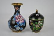 Lote 161 - Lote composto por jarra e caixa com tampa em cloisonné, com decoração floral sobre fundo preto, jarra com 17 cm de altura e caixa com 15 cm de altura