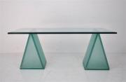 Lote 260 - Mesa com tampo de vidro biselado e dois suportes triangulares em vidro fosco verde, com 49x120x60 cm, Nota: apresenta pequena falha