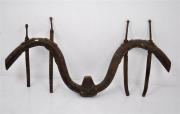 Lote 287 - Jugo de ferro para parelha de animais, peça antiga do sec. XIX / XX, com 128cm de largura
