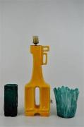 Lote 306 - Lote composto por jarra em vidro trabalhado em tons de azul e branco , bordo assimétrico, com 17 cm, jarra em vidro verde, moldado com 17 cm e candeeiro em cerâmica pintada de amarelo, com 50cm de altura