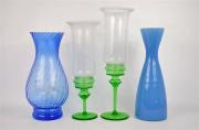 Lote 375 - Lote composto por par de suportes para velas com chaminé em vidro verde e transparente, com 43 cm e 48 cm de altura e 2 jarras de vidro de tom azul, com cerca de 40 cm de altura, diversas