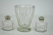 Lote 441 - Par de frascos de toilette em meio-cristal com anilhas em prata contrastada, com 11cm e jarra em cristal, com 18 cm NOTA: com sinais de uso