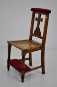 Lote 534 - Cadeira para Oração com genuflexório e assento desdobrável em palhinha, com almofadas forradas a seda bourdeaux, com 87x41x37 cm