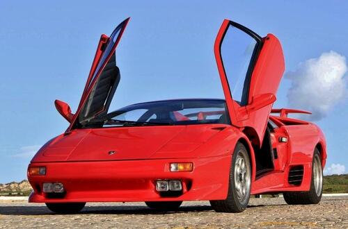 Lote 6160 - Lamborghini Diablo VT, 1994, 5.7L, V12 cilindros, 48 válvulas, 492hp, muito poucos kms apenas 12.700 kms... Registo e matrícula portuguesa. Veículo semelhante á venda por € 255.000 em http://www.automobile.it/albino-lamborghini-diablo-vt/10350