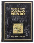 Lote 1006 - LIVRO “ A VOLTA AO MUNDO “ - Por Ferreira de Castro. Editado pela Empresa Nacional de Publicidade, 1942, Lisboa. Livro similar foi vendido por € 195. Livro de capa dura revestida a couro preto gravado, uma primeira edição de luxo com 678 páginas repletas de fotografias e de reproduções pintadas a prata e ouro, sendo várias amovíveis. Dim: 31x25xx7 cm. Nota: sinais de manuseamento. Consultar: http://oportunityleiloes.auctionserver.net/view-auctions/catalog/id/98/lot/41605/?