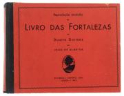 Lote 1988 - LIVRO “LIVRO DAS FORTALEZAS”- Duarte Darmas por João de Almeida. Editorial Império. Lisboa. 1943. Livro oblongo com 470 págs. Ilustrado com os fac-simile dos desenhos do manuscrito guardado na Torre do Tombo e com um mapa de Portugal indicando a localização das fosrtalezas. Encadernação do editor. Nota: Dedicatória e assinatura do autor o que torna o livro mais precioso. Exemplar semelhante à venda por €600: http://www.castroesilva.com/store/sku/1105JC029/reproducao-anotada-do-livro-