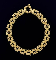 Lote 6042 - PULSEIRA EM OURO 19.2 KT - Malha de elos triplos com travessas cinzeladas. Peso: 13,55 g. Dim: 19x0,9 cm. Valor estimado de € 1.350 em ourivesaria. Nota: com marcas de contraste, como novo