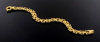 Lote 6042 - PULSEIRA EM OURO 19.2 KT - Malha de elos triplos com travessas cinzeladas. Peso: 13,55 g. Dim: 19x0,9 cm. Valor estimado de € 1.350 em ourivesaria. Nota: com marcas de contraste, como novo - 4