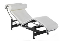 Lote 6043 - CHAISE LONGUE "LC4" - Reprodução, em pele branca, design de Corbusier. Dim: 160x54x70 cm. Nota: cadeira original tem um pvp de € 3948 (3516 GBP). Nota: consultar http://www.nest.co.uk/product/cassina-lc4-chaise-longue