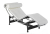 Lote 6043 - CHAISE LONGUE "LC4" - Reprodução, em pele branca, design de Corbusier. Dim: 160x54x70 cm. Nota: cadeira original tem um pvp de € 3948 (3516 GBP). Nota: consultar http://www.nest.co.uk/product/cassina-lc4-chaise-longue